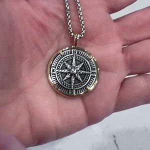 NWOT - Unisex, two-tone compass necklace